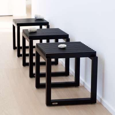 Im Dreierpack gleich dreifach Hegge. Auf dem hellen Holzboden und vor der weißen Wand verstärkt sich dieser Eindruck noch mal.