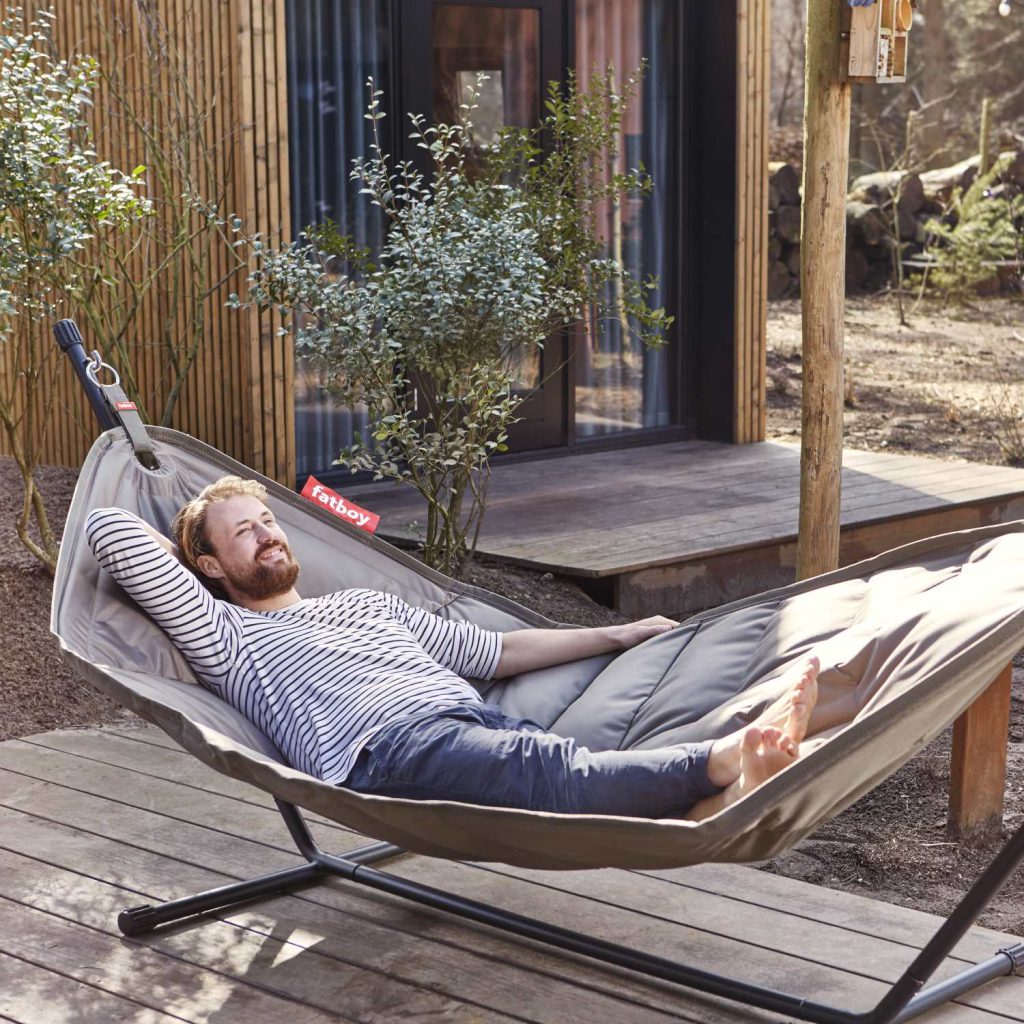 Fatboy Hängematte in Naturfarben auf einer Holzterrasse.