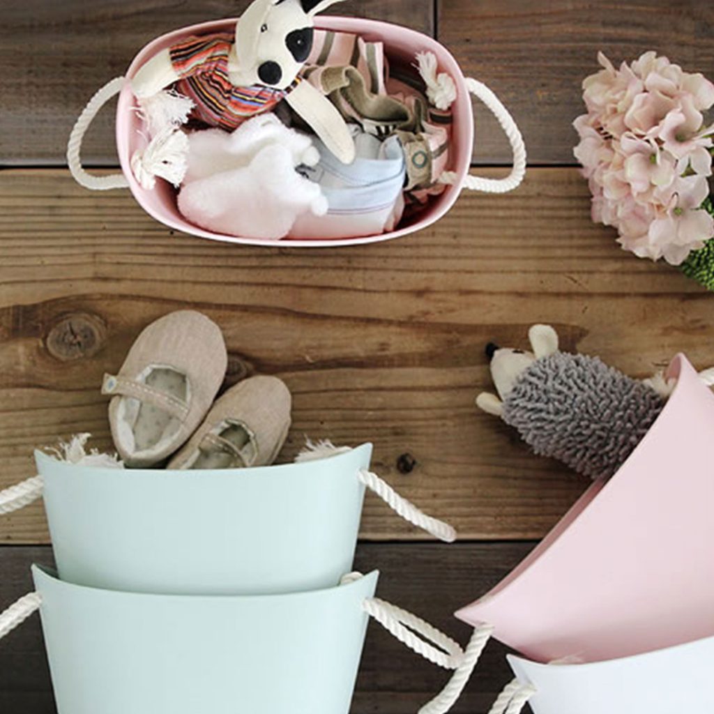 Der Balcolore Korb ist vielseitig einsetzbar und lässt sich stapeln. Hier in zartem Mint und Rosé.