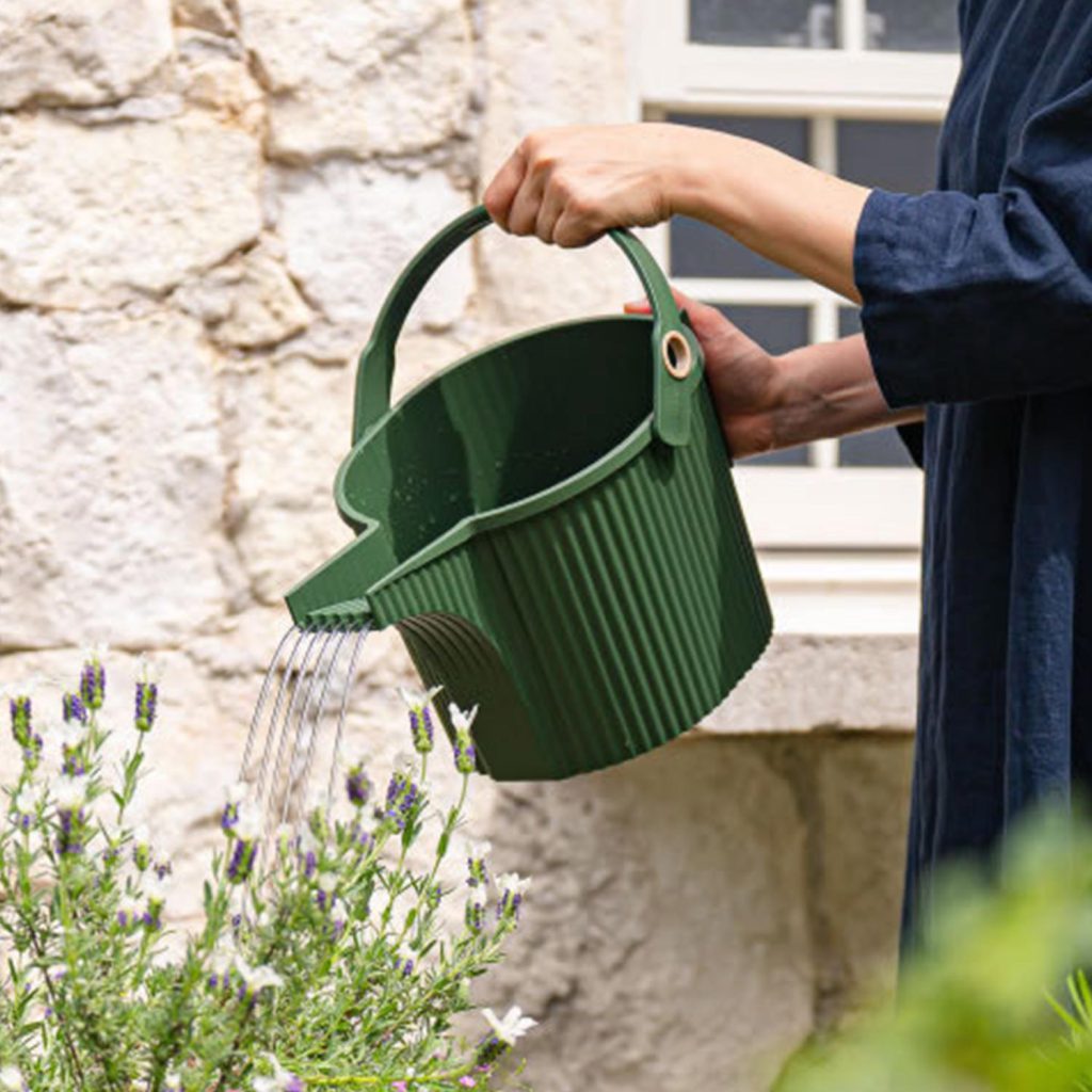 Es grünt so grün! Und mit der grünen Hachiman Garden Beetle gießt es sich gleich nochmal so schön. Dank langem Auslauf und praktischen Rillen.