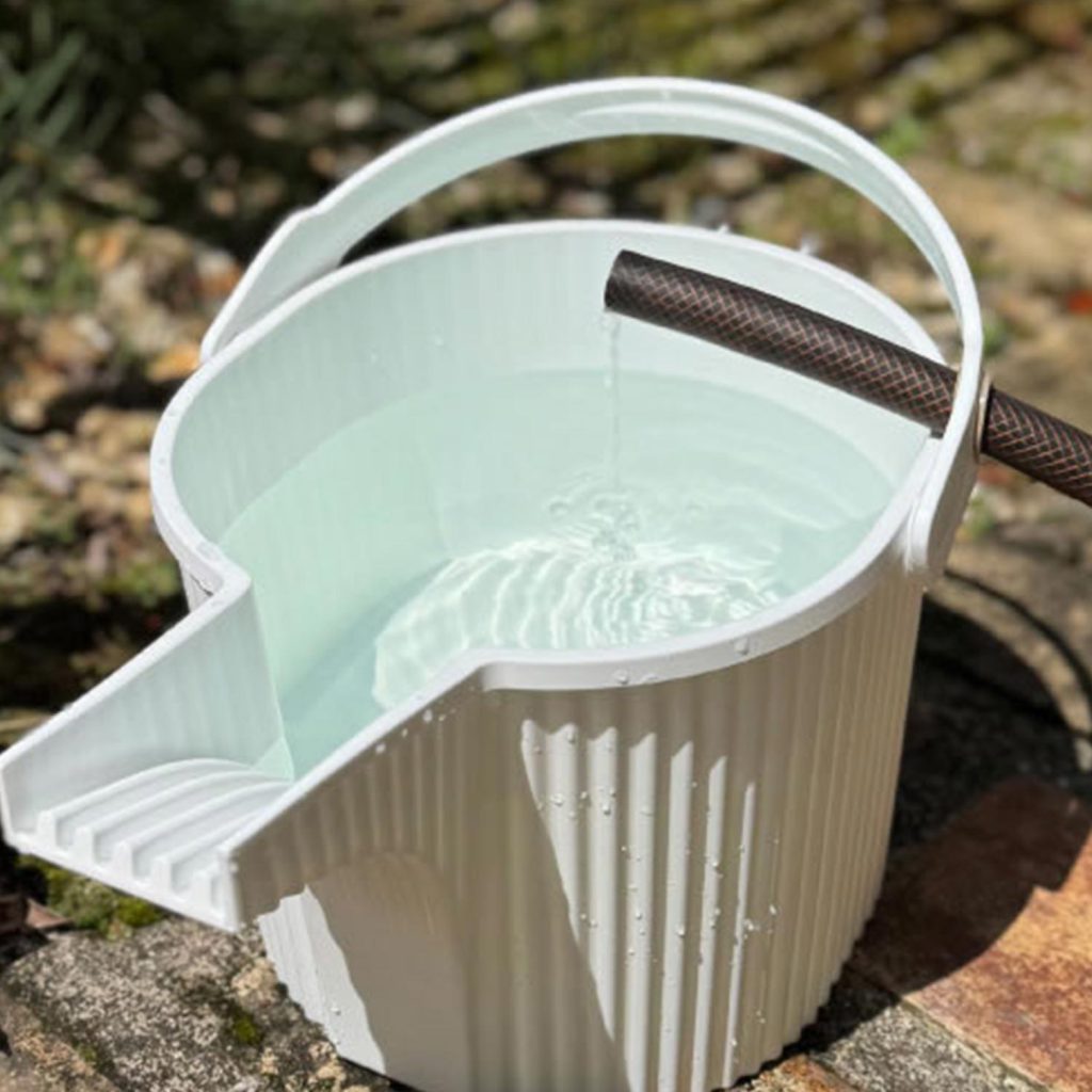 Wie alle Hachiman Produkte ist auch die Garden Beetle Gießkanne durchdacht. Zum Befühlen einfach den Schlauch durch das Loch im Griff stecken.