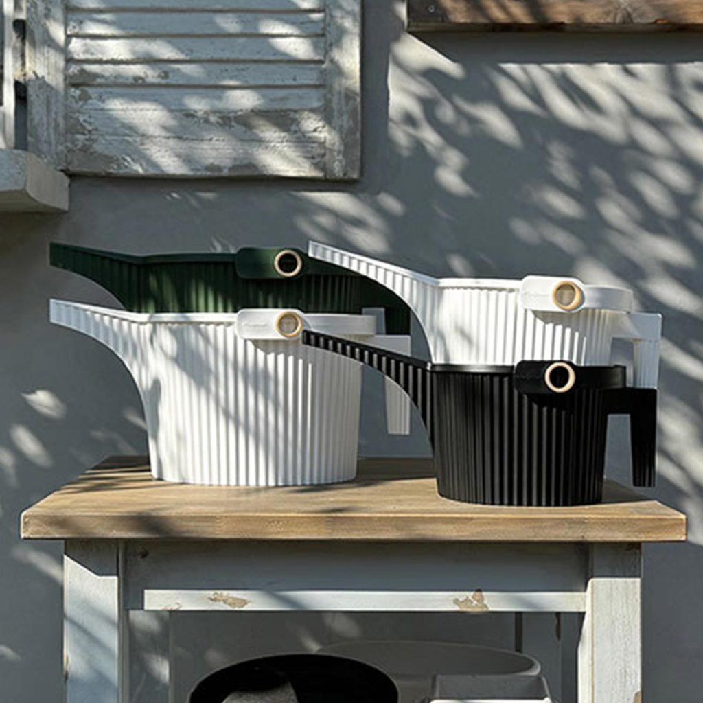 Ob 1,5 oder 5 Liter, die Hachiman Garden Beetle ist ästhetisch und funktional. Egal ob in Schwarz oder Weiß.