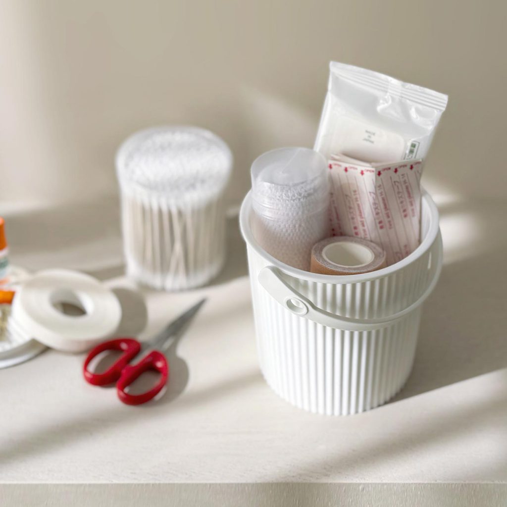 0,7 Liter reichen für Verbandsmaterial. Auch das ist im weißen Omnioutil Eimer gut aufgehoben. 