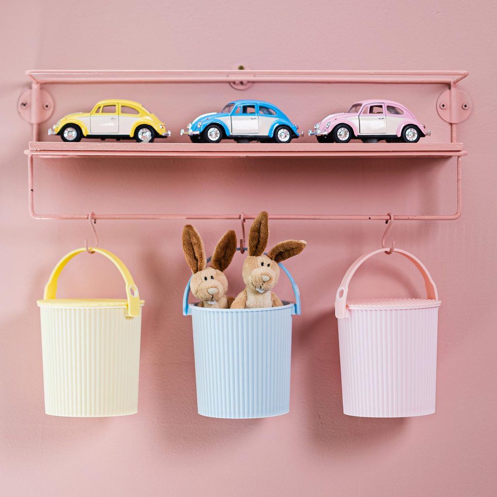 Softes Gelb, Babyblau oder ein zartes Rosa. Dieses Omnioutil Eimer-Trio kommt bei den Kleinen groß raus.