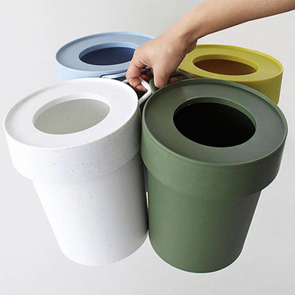 Die stapelbaren Taptrash Eimer gibt es in zwei Größen und jeweils vier Farben. Mit seitlichem Griff zum Tragen oder Aufhängen.
