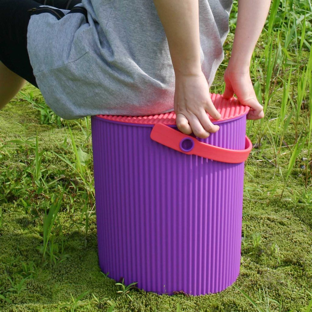 Der Eimer miti den Wellen ist DAS Hachiman Produkt. Hier in der Farbkombi Lila und Rot.