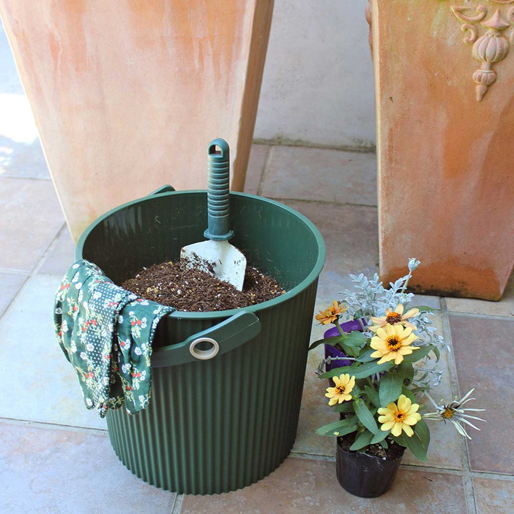 Grün wie der Garten und ein echt cooler Mitarbeiter. Der Omnioutil Eimer mit 20 Litern.