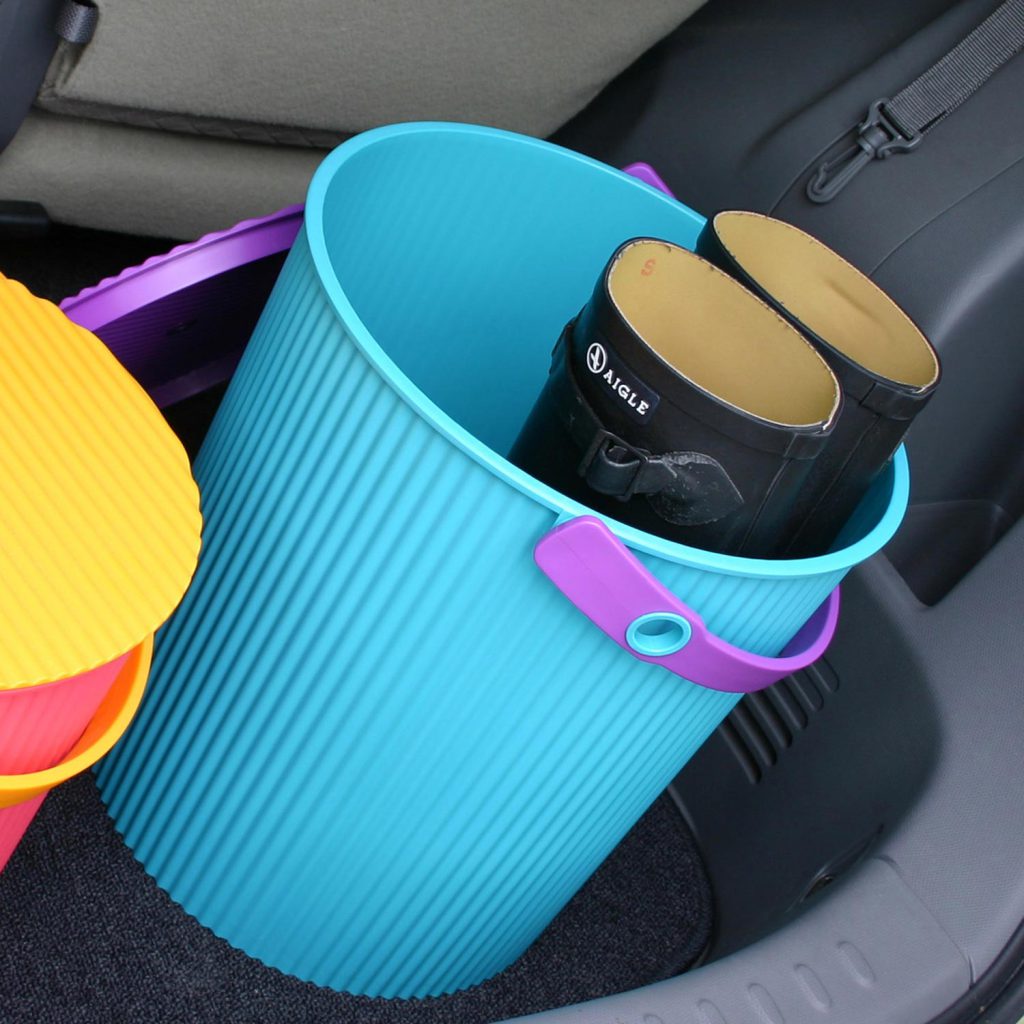 In den 20 Liter Omnioutil Eimer passen locker auch ein paar Gummistiefel. Und in Türkis mit Lila verbreitet er gleich gute Laune.