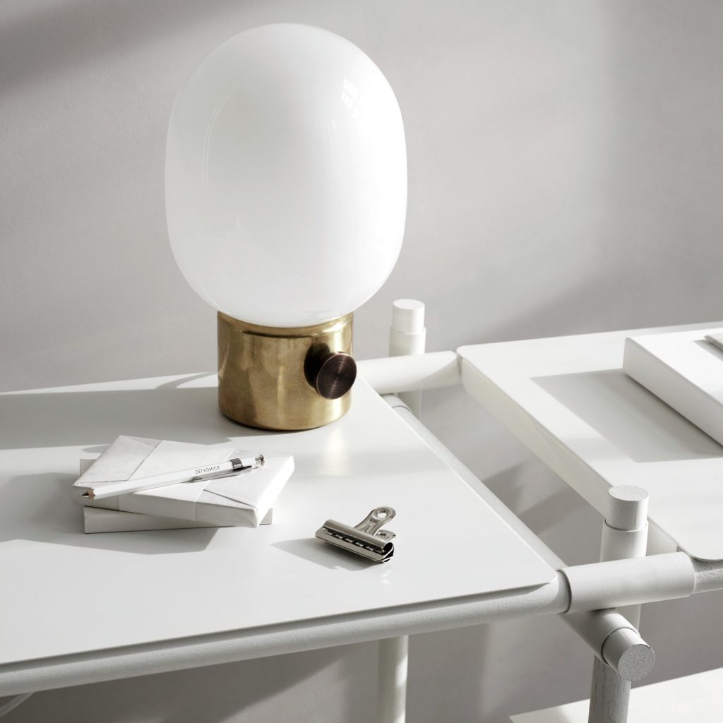 Audo JWDA Tischleuchte auf einem weißen Beistelltisch. Ein skandinavischer Wohnstil Farben hier Ton in Ton.