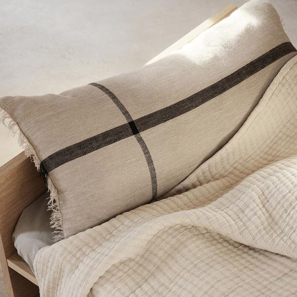 Skandinavischer Wohnstil Farben: Beiges Calm Kissen von Ferm Living in 40x90 cm.