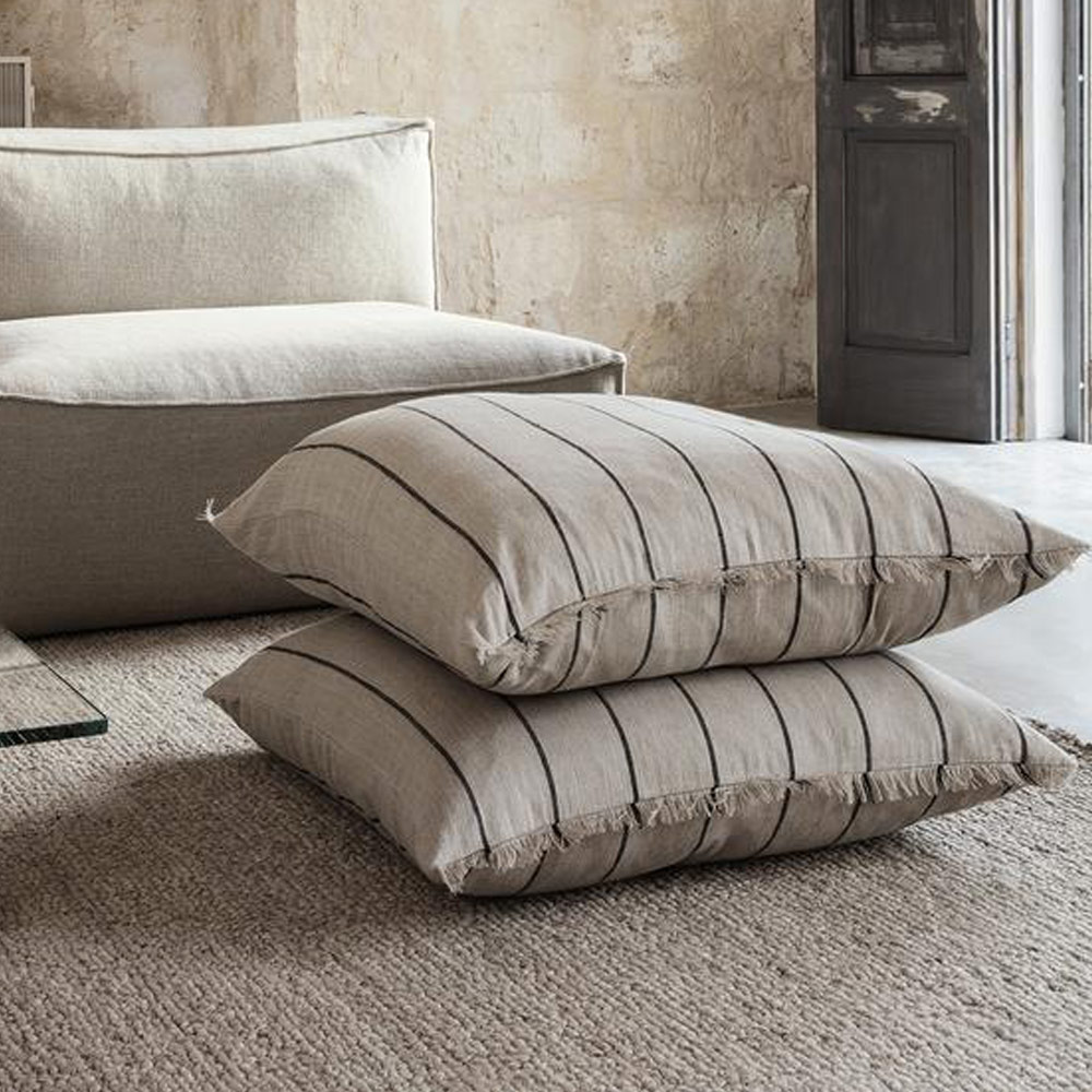 Quadratisch und gestapelt im Doppelpack. Ferm Living Calm Kissen machen sich auch auf dem Boden gut.