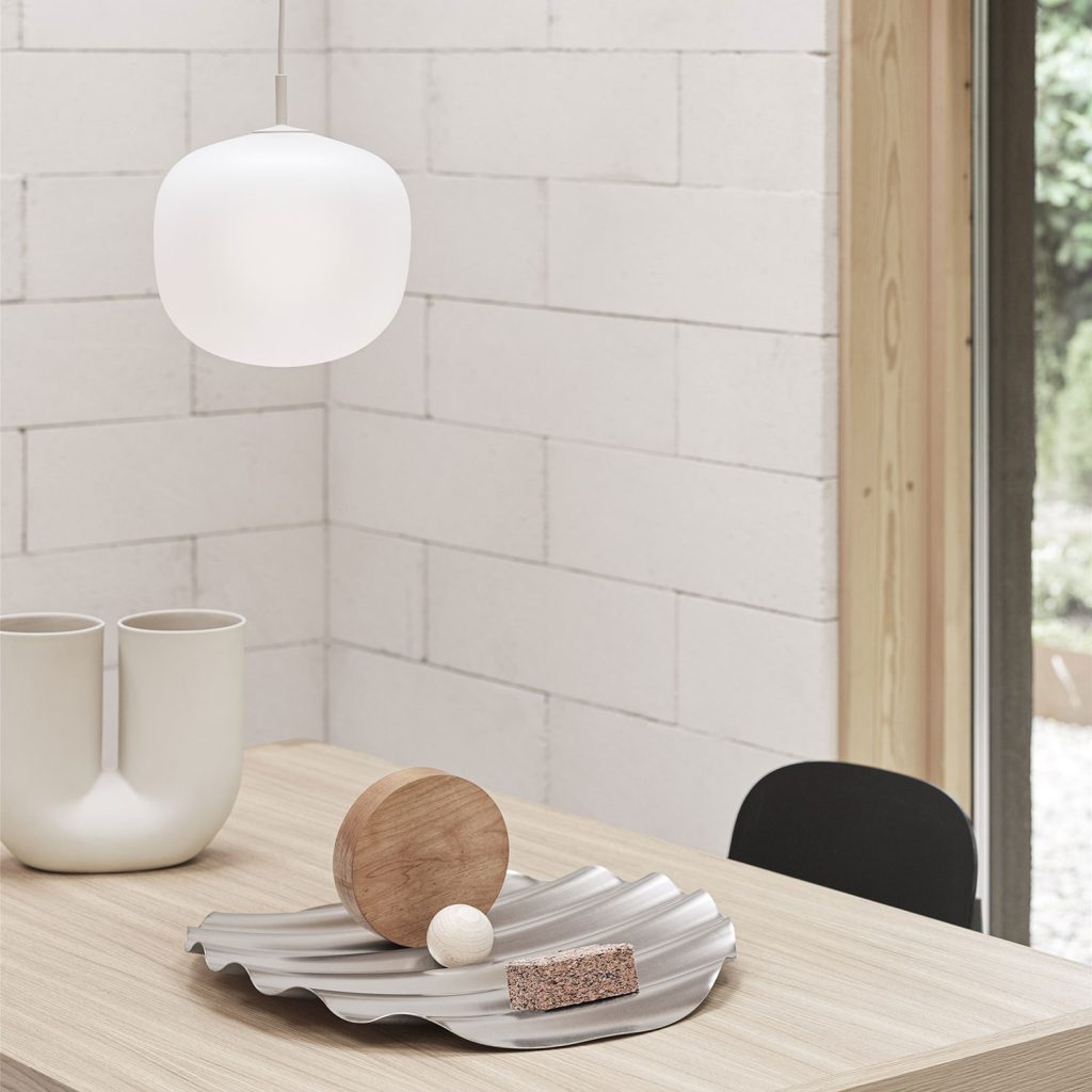 Schlichtheit pur: die Rime Pendelleuche von Muuto über dem Esstisch.