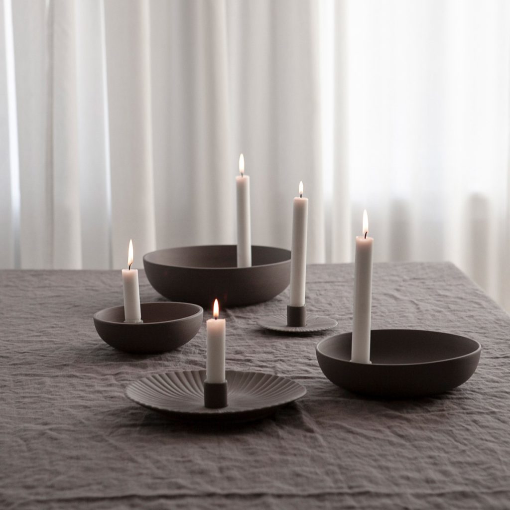 Der Lidatorp von Storfactory setzt Kerzen gekonnt in Szene und die Schale können Sie saisonal dekorieren: mit Blumen, Tannenzapfen oder Süßigkeiten.