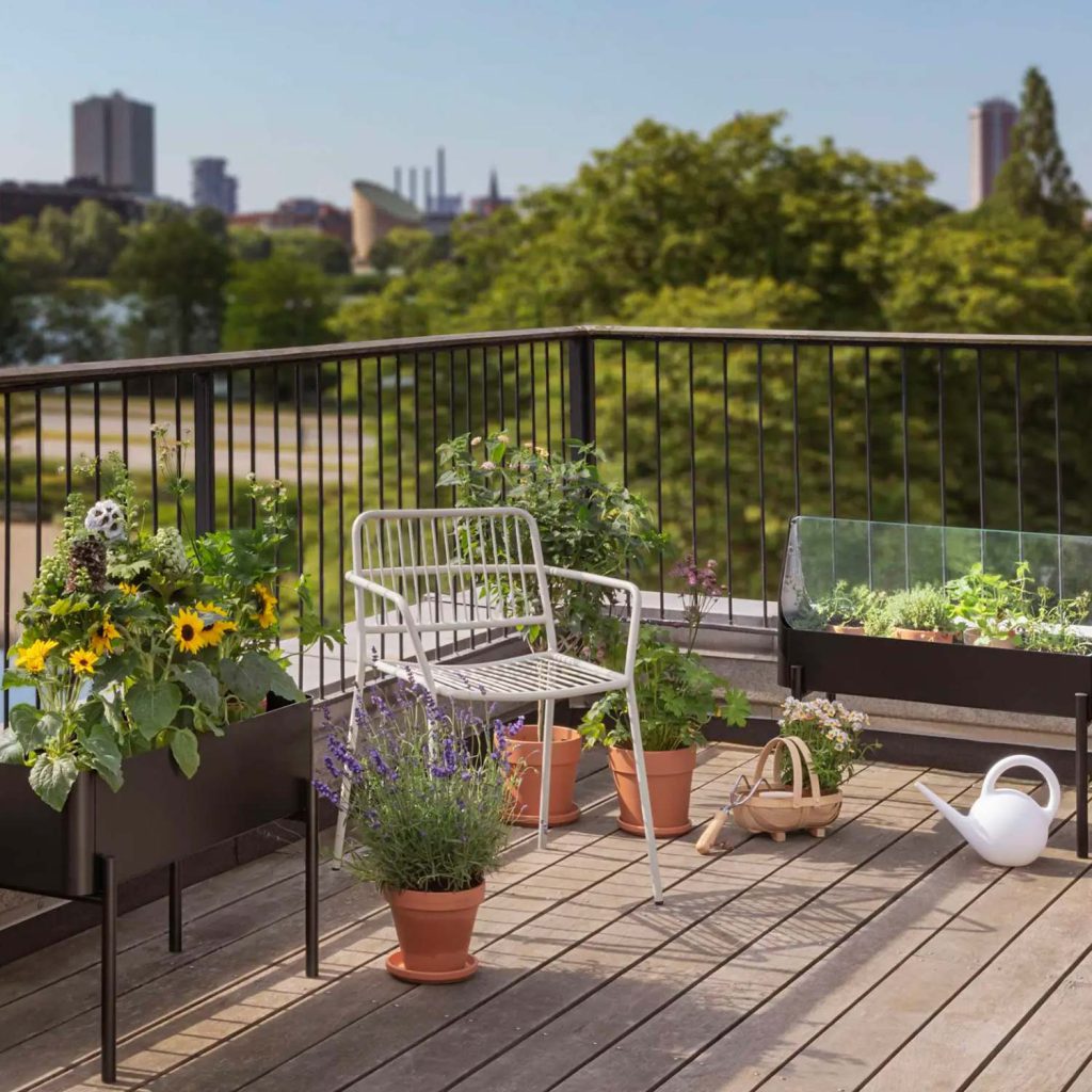 Die Eva Solo Pflanzenbox hat das gewisse Lagom-Etwas für Terrasse und Balkon: ein integriertes Selbstbewässeruingssystem.