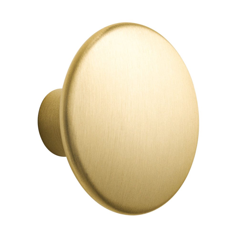 Eine Design-Ikone mit robusten Eigenschaften: Mutti The Dots Metal Wandhaken. Hier in Gold und in Nahaufnahme.