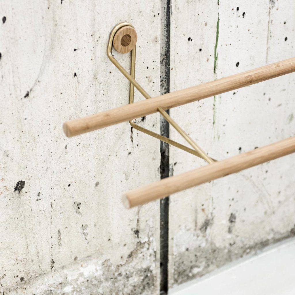 Holz, Metall und Messing gehen beim We Do Wood Schuhregal eine filigrane Lagom-Verbindung ein.