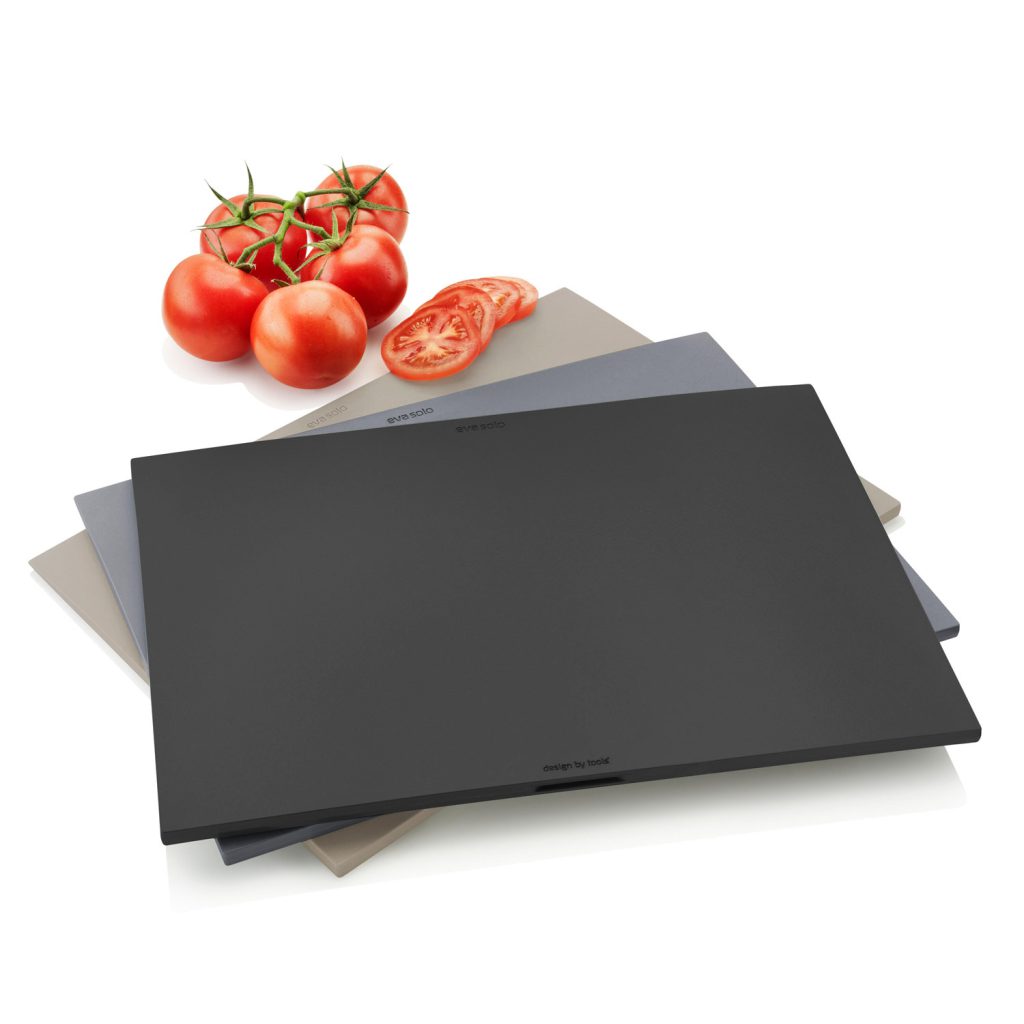Das Eva Solo Schneidebrett-Set besteht aus drei spülmaschinenfesten Kunststoffbrettern in Schwarz, Grau und Raupe.