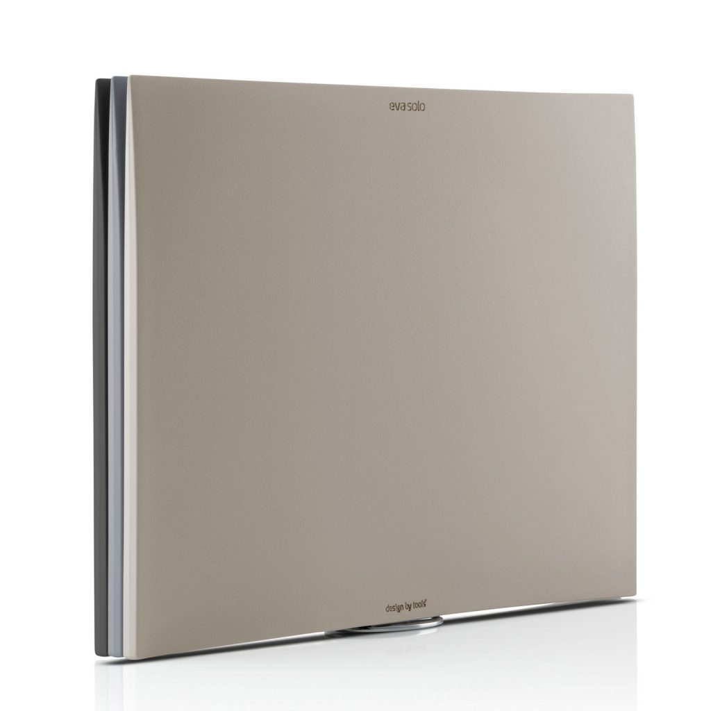 Lagom at its best: Im praktischen Aluminiumhalter ist das Eva Solo Schneidebrett-Trio ganz fix verstaut und kann in aller Ruhe trocknen.