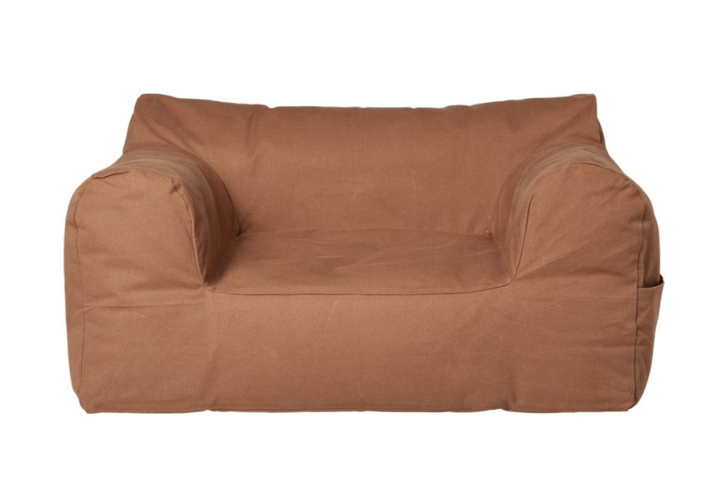 Der gemütliche Billow Knautschsack von Ferm Living ist perfekt für draußen. Hier in einem karamelligen Braun. 