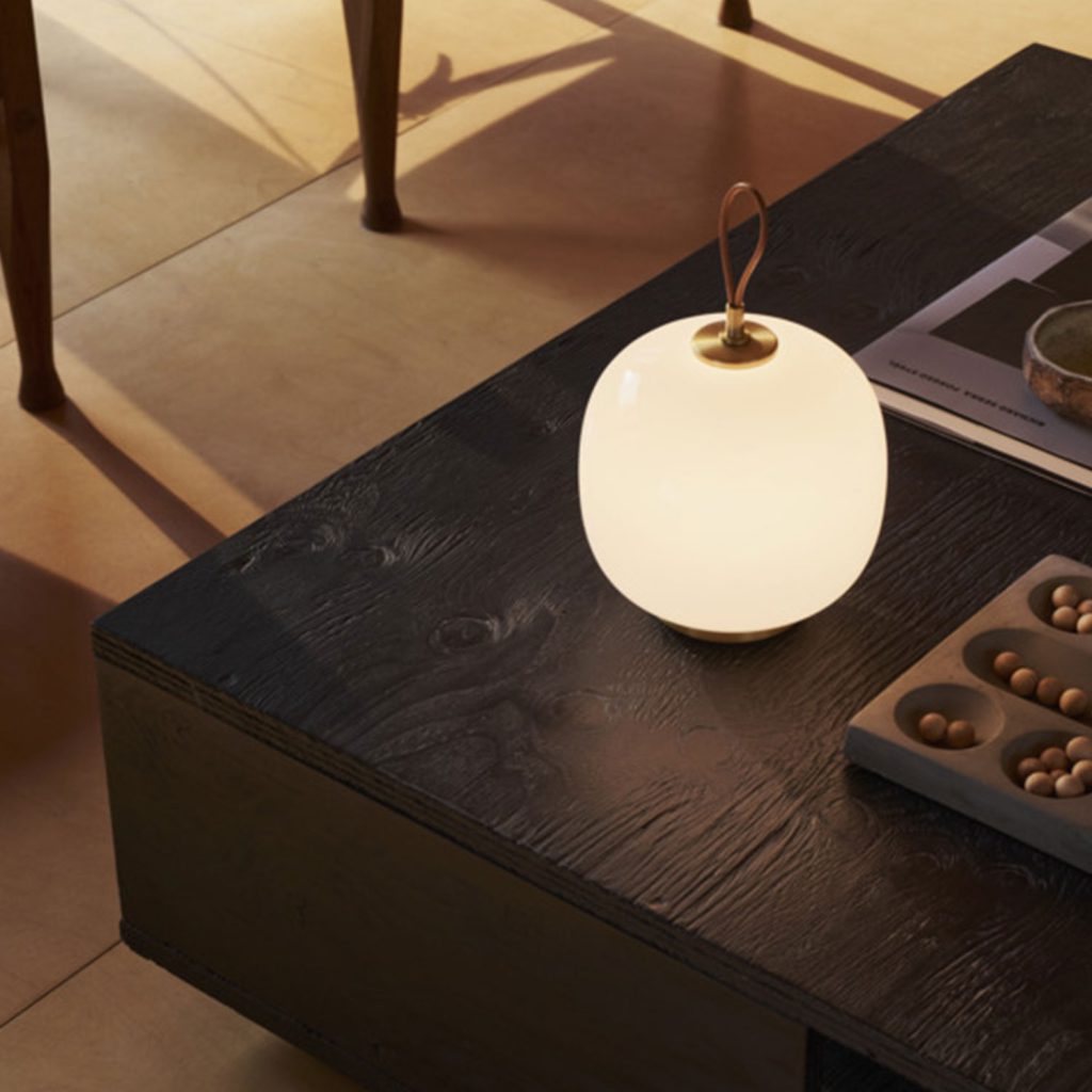 Ein bisschen gleicht sie einem Kürbis. Die VL45 von Louis Poulsen ist nicht nur eine schöne Herbstdekoration, sondern ein Ganzjahres-Highlight.