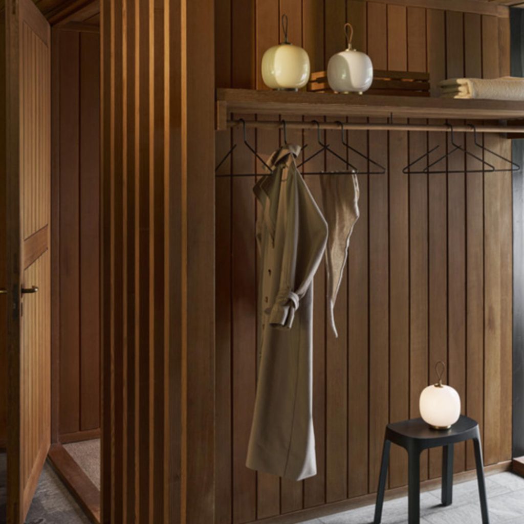 Nicht nur eine schöne Herbstdekoration im Eingang: die portable VL45 von Louis Poulsen.